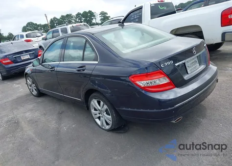 2010 Mercedes-Benz C 300 Luxury 4Matic/Sport 4Matic z USA, uszkodzony, nr VIN WDDGF8BB9AF473104